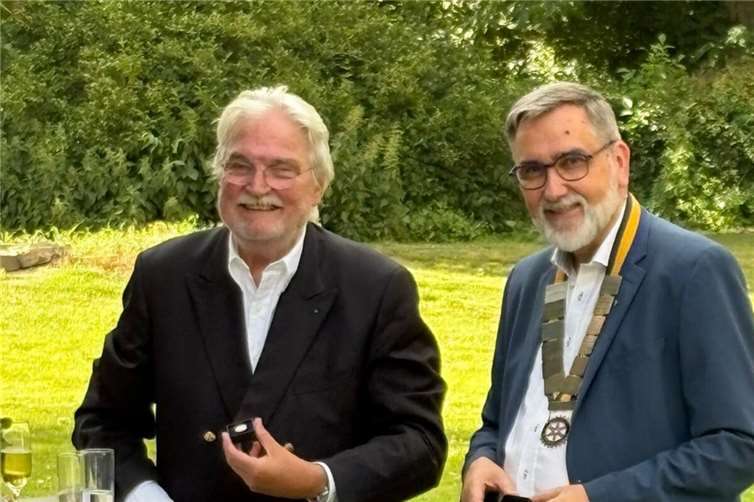 Bernhard Reuther nimmt aus den Händen des neuen Rotary Präsidenten Thomas Darscheid (l.u.r.) die Auszeichnung als Paul Harris Fellow entgegen.Foto: Rotary intern