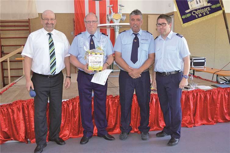 Bernhard Schneider wurde nach zigjährigem aktiven Dienst entpflichtet, v.l. : Bürgermeister Herbert Georgi, Bernhard Schneider, Siegfried Schmahl und Michael Zimmermann.