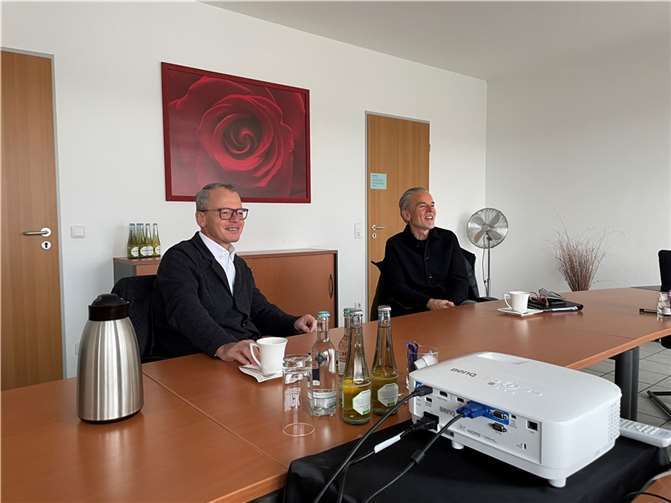 Weit über eine Million Euro an Sach- und Geldspenden für Flutopfer im Ahrtal Bernhard Sommer (l.) und Jürgen Kuhn kamen in den Krupp Verlag um von ihren Erlebnissen zu berichten. Foto: ROB