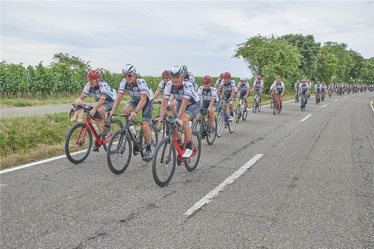 Bernhard Sommer (vorne rechts) im Fahrerfeld bei der Etappe durch diePfalz im Jahr 2025.  Foto: privat