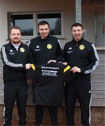 Bernhard Thun (links) und Jan Jerrentrup (Mitte) werden ihre Trainerarbeit bei der Reserve fortsetzen.Foto: privat