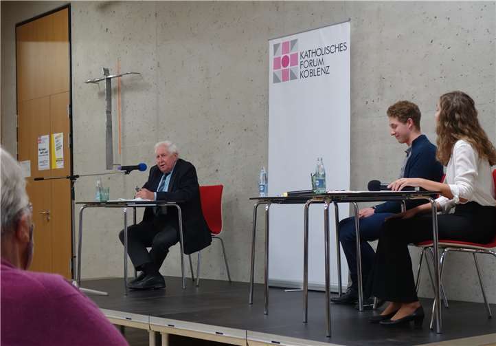 Bernhard Vogel (li.) im Gespräch mit Michael Schmengler und Svenja Gleis. Foto: Bistum Trier/Julia Fröder