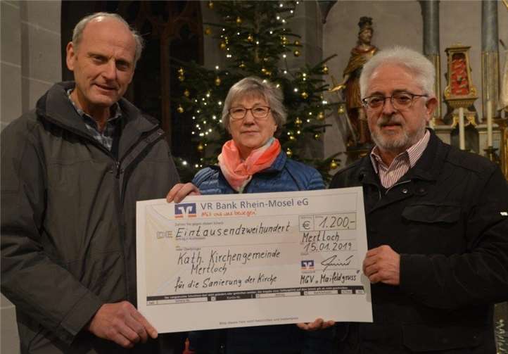 Spenden für die Sanierung der Pfarrkirche Bernhard Weinand übergab nun den Scheck an Hans-Günter Sesterhenn und Hiltrud Adams. Foto: privat