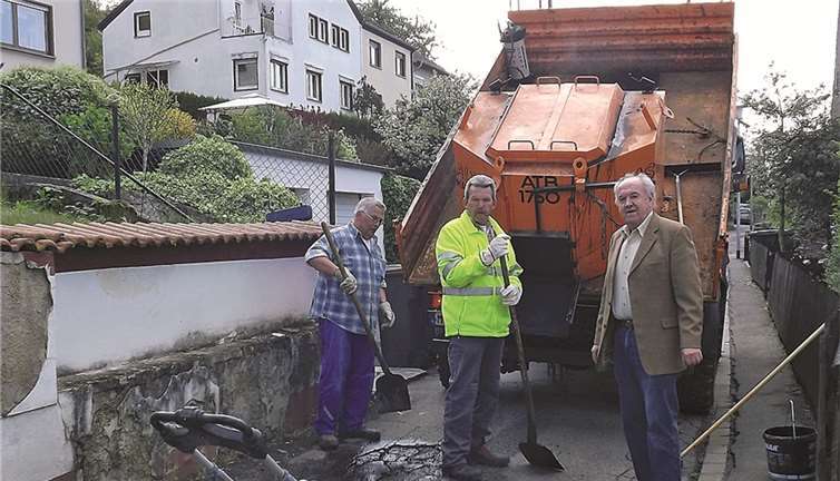 Bernhard Wiemer (1. Beigeordneter der Stadt Bendorf), Bernd Riedel (Leiter des Bauhofes), Matthias Goergen (Mitarbeiter der Stadtwerke) (v.r.).Stadt Bendorf