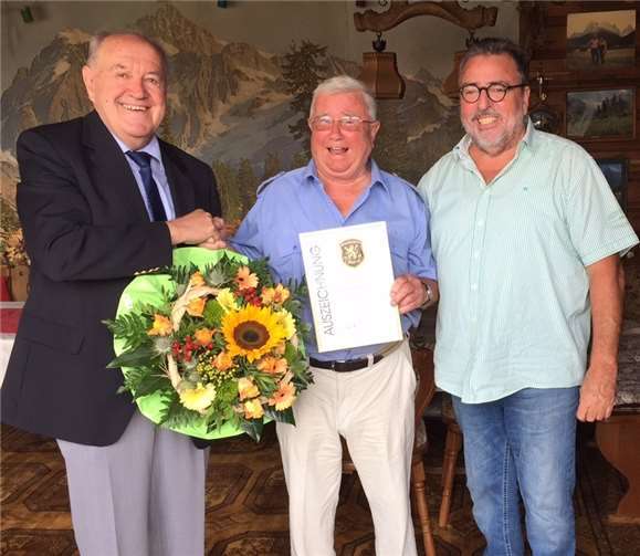 Bernhard Wiemer, Erster Beigeordneter der Stadt Bendorf (li.) und der Vorsitzende des MGV 1862 Sayn (re.) Fred Hoppen gratulieren Erwin Kasper zum 90. Geburtstag. privat
