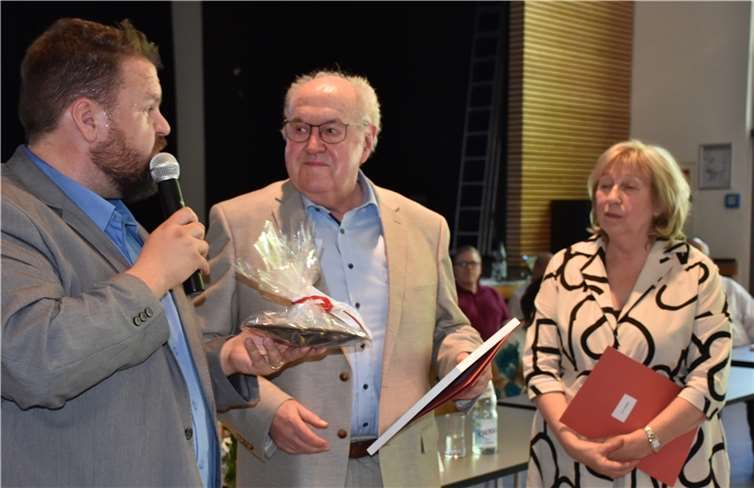 Bernhard Wiemer (Mitte), der 17 Jahre erster Beigeordneter war, wurde ebenso verabschiedet wie die Zweite Beigeordnete Loni Wellert.