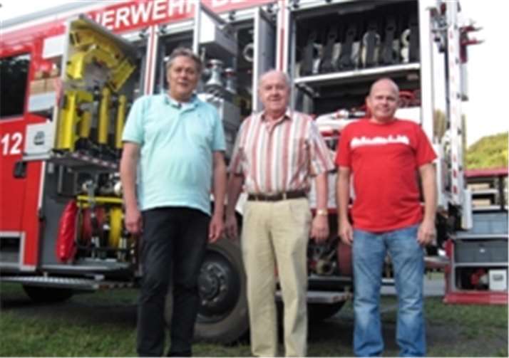 Bernhard Wiemer (Mitte) und Fraktionsvorsitzender Thomas Beckgerd (links) informieren sich bei Reiner Holler über den technischen Ausrüstungsstand der Feuerwehrkameradschaft Sayn. privat