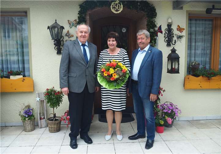 Bernhard Wiemer gratulierte Angela und Roman Hörter zum Ehejubiläum. Foto: Stadt Bendorf am Rhein
