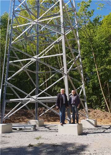 Bernhard Wiemer (li.) und Werner Dietz (re.) informieren sich vor Ort über die Fertigstellung des Mobilfunkmastes. Foto: privat