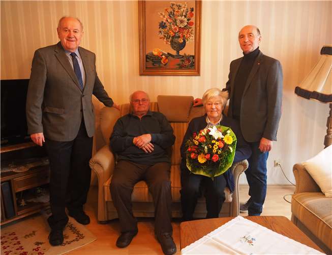 Bernhard Wiemer (links) und Rudi Zenz gratulierten dem Ehepaar Schuster zur Diamantenen Hochzeit. Foto: Stadt Bendorf am Rhein