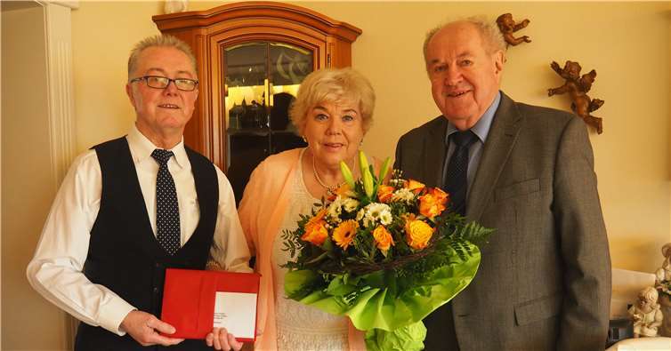 Bernhard Wiemer (rechts) gratulierte dem Ehepaar Clotten zur Goldenen Hochzeit.Foto: Stadt Bendorf am Rhein