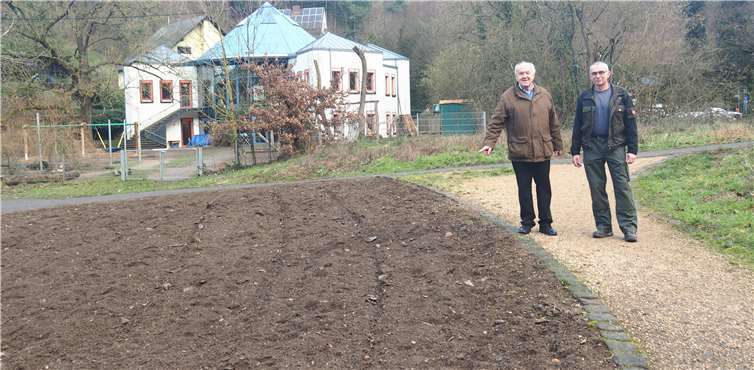 Bernhard Wiemer und Michael Schneider begutachten die Fläche, die derzeit in eine Blumenwiese umgewandelt wird. Foto: Stadt Bendorf