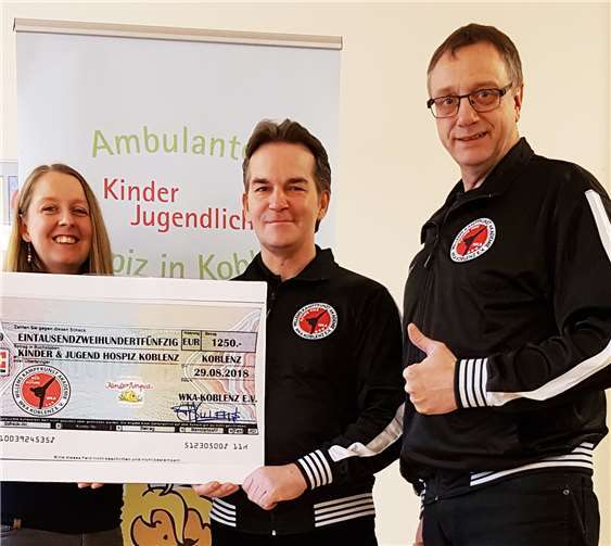 Bernhard Willems (Mitte) und Uwe Schmitz übergaben den Erlös des Kinderturniers an Nora Daum vom Kinder- und Jugendhospiz Koblenz. privat