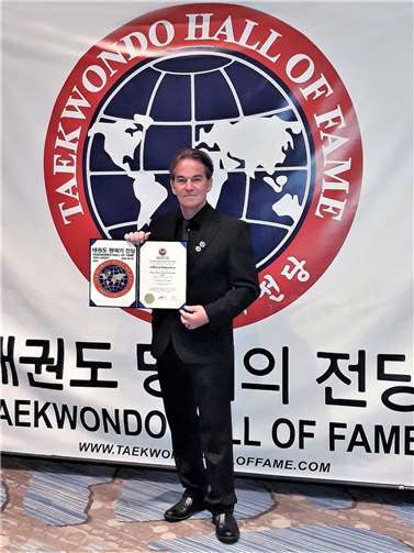 Bernie Willems mit seiner Auszeichnung.