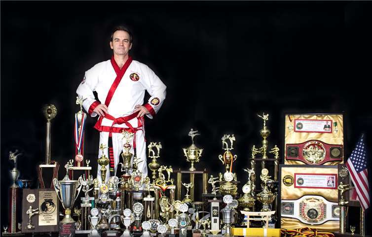 Bernie Willems mit seiner Trophäensammlung. Joachim Sarrach