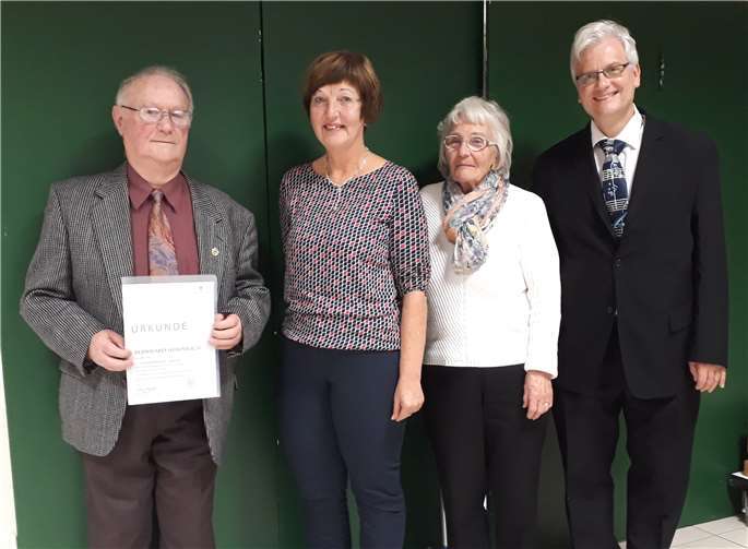 Bernward Siebenbach (links) wurde für 65- Jahre Mitgliedschaft ausgezeichnet. Foto: privat