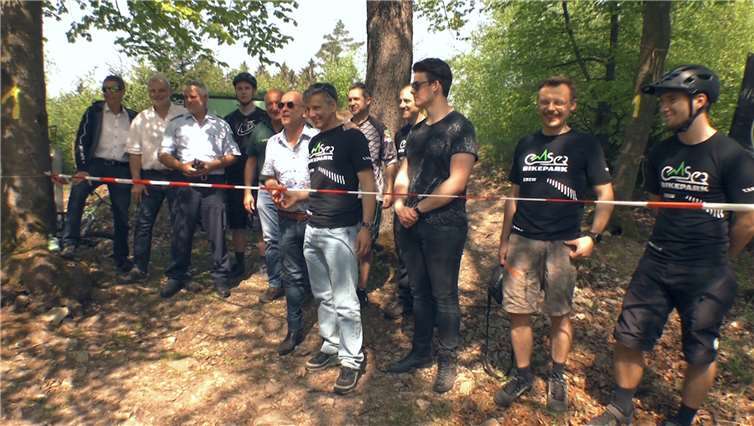 Berny Abt (Ortsbürgermeister Bad Ems) Dr. Horst Hahn (Abteilungsleiter Mountainbike TV Bad Ems) eröffnen die Saison. Foto: CF