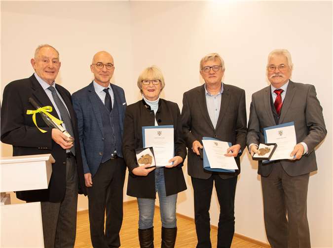 Bert Spilles (2. v.l.) ehrte die verdienten Ratsmitgleider Raimund Schink, Heidi Wiens, Rolf Engelhardt und Peter Zachow.Foto: CEW