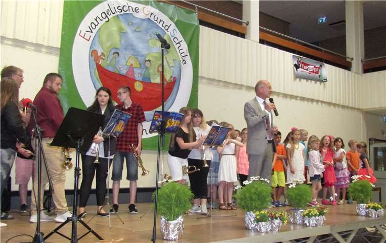 Bert Spilles, Bürgermeister und Vorsitzender des Stiftungsvorstandes der Bürgerstiftung Meckenheim, im Kreise der talentierten Protagonisten von „Meckenheim singt“. Bürgerstiftung Meckenheim