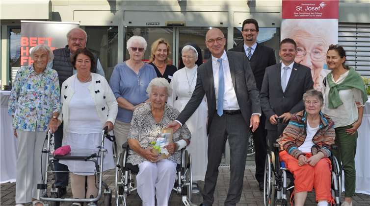 Bert Spilles, Bürgermeister und Vorsitzender des Stiftungsvorstandes der Bürgerstiftung Meckenheim, übergibt die 40 Eintrittskarten an Christa Gaeb.Foto: Bürgerstiftung Meckenheim