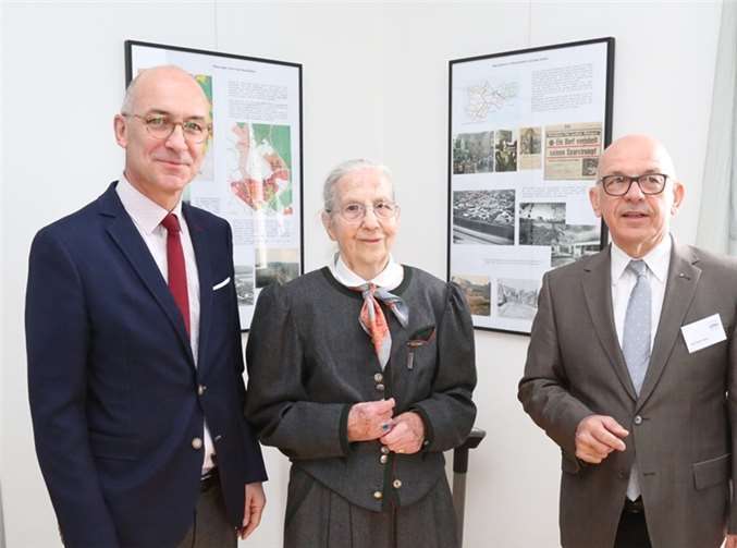 Bert Spilles, Ehrenbürgerin Erika Meyer zu Drewer und Dieter Ohm eröffneten die Ausstellung.