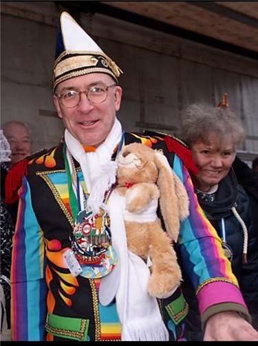 Bert Spilles im bunten Karnevalsoutfit.