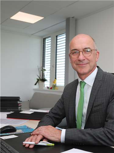 Bert Spilles kurz vor der Pressekonferenz an seinem Arbeitsplatz im Meckenheimer Rathaus. Foto: -StF-