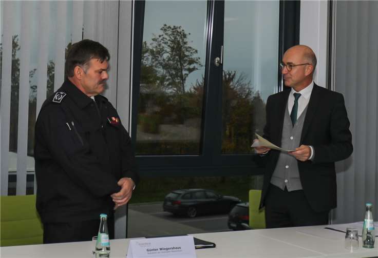 Bert Spilles (r.) würdigt die Leistung von Günter Wiegershaus, der seit 30 Jahren Wehrleiter der Freiwilligen Feuerwehr Meckenheim ist.