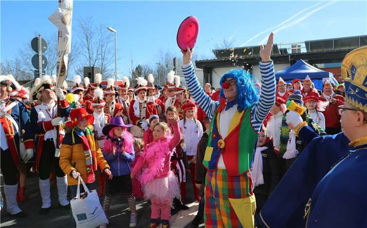 Bert Spilles tanzte als Clown vor dem Rathaus.