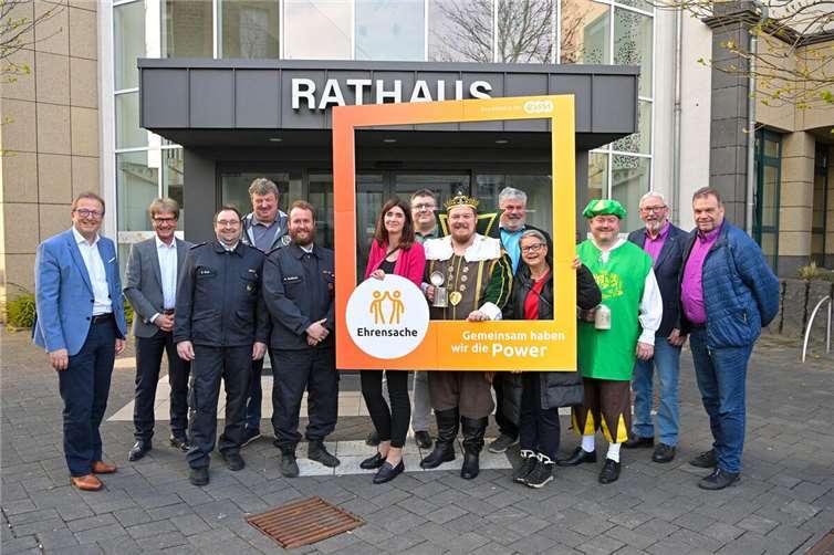 Berthold Nick (2. von links) von der evm übergab den Spendenbetrag gemeinsam mit dem Ersten Beigeordneten Joachim Plitzko (links) und Stadtbürgermeister Achim Grün (5. von rechts) an Vertreter und Vertreterinnen der Vereine.  Foto: Peter Seydel/evm