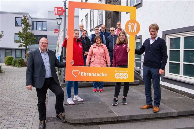 Berthold Nick (evm) übergibt den Spendenbetrag zusammen mit dem Bürgermeister der Verbandsgemeinde, Guido Nisius, an die begünstigten.Foto: evm/Peter Seydel