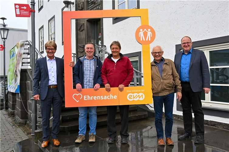 Berthold Nick (evm) übergibt den Spendenbetrag zusammen mit dem Bürgermeister der Verbandsgemeinde, Guido Nisius, an die begünstigten Vereine.  Foto: evm/Peter Seydel