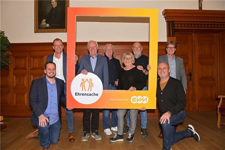 Berthold Nick (evm) übergibt den Spendenbetrag zusammen mit dem Bürgermeister der Verbandsgemeinde Mendig, Jörg Lempertz, an die begünstigten Vereine.  Foto: evm/Peter Seydel