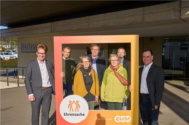 Berthold Nick (evm) übergibt den Spendenbetrag zusammen mit dem Bürgermeister der Verbandsgemeinde, Klaus Bell, an Vertreter der Initiative „Fremde werden Freunde“. Foto: evm/Frey