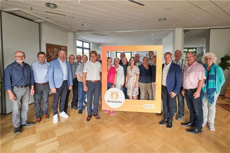 Berthold Nick (evm) übergibt den Spendenbetrag zusammen mit dem Bürgermeister der Verbandsgemeinde, Hans-Werner Breithausen, an die begünstigten Vereine. Foto: evm/Sascha Ditscher