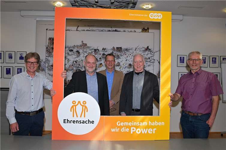 Berthold Nick (evm) übergibt den Spendenbetrag zusammen mit dem Bürgermeister der Verbandsgemeinde, Maximilian Mumm, an die begünstigten Hilfsorganisationen.  Foto: evm / Peter Seydel