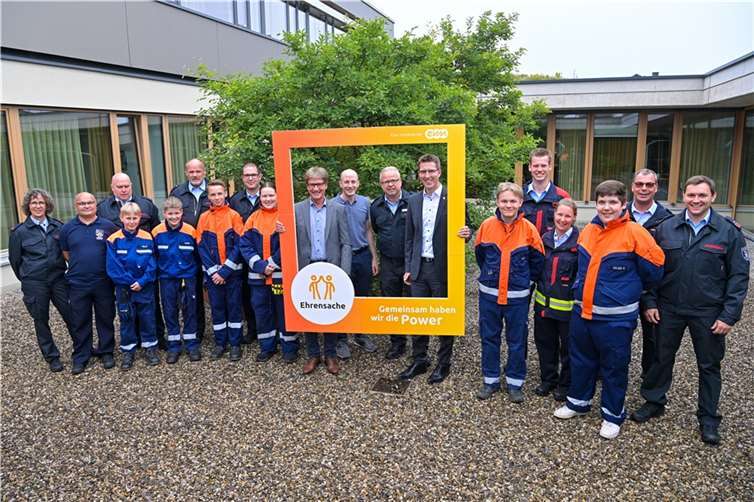 Berthold Nick (evm) übergibt den Spendenbetrag zusammen mit dem Bürgermeister der Verbandsgemeinde, Sebastian Busch, an die Vertreterinnen und Verteter der Jugendfeuerwehren. Foto: evm / Peter Seydel