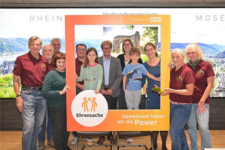 Berthold Nick (evm) übergibt den Spendenbetrag zusammen mit der Bürgermeisterin Kathrin Laymann an Vertreterinnen und Vertreter der Lehmer Razejunge e.V. und des Artenschutz Brey e.V. Foto: evm/Peter Seydel