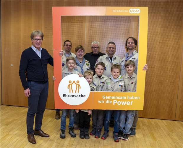 Berthold Nick (evm) übergibt den Spendenbetrag zusammen mit dem Bürgermeister der Verbandsgemeinde Kaisersesch, Albert Jung, an die begünstigten Vereine.  Foto: evm / Hans-Werner Rach