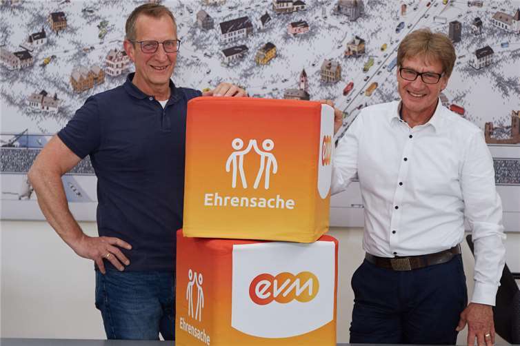 Berthold Nick (evm) übergibt die Spende stellvertretend für die Helf-Angels und die Tafel Polch an Bürgermeister Maximilian Mumm. Foto: Matthias Brand/Focus Vallendar