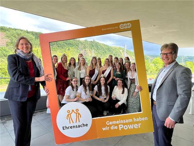 Berthold Nick (evm) übergibt die Spende zusammen mit der Bürgermeisterin Kathrin Laymann an die Vertreterinnen und Vertreter der Vereine.  Foto: VG Rhein-Mosel