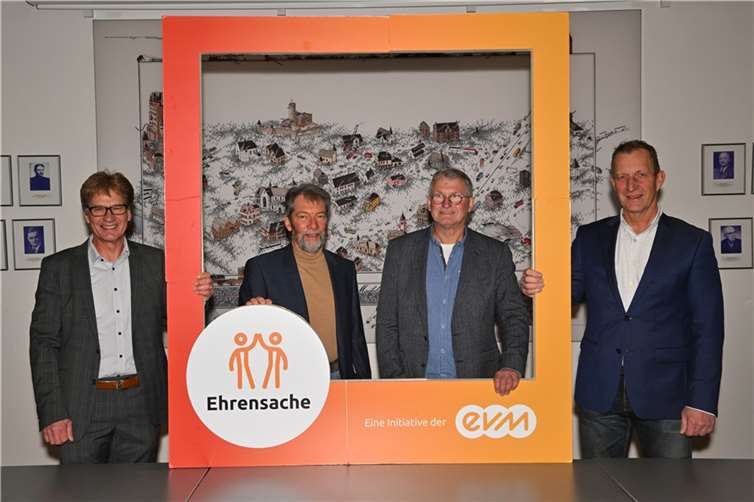 Berthold Nick (links), Leiter der Kommunalbetreuung der EVM übergab jetzt gemeinsam mit Bürgermeister Maximilian Mumm (rechts) eine Spende von 3.000 Euro an Lothar Kalter und Günther Gries vom Förderverein Burg Wernerseck. Foto: OG Ochtendung