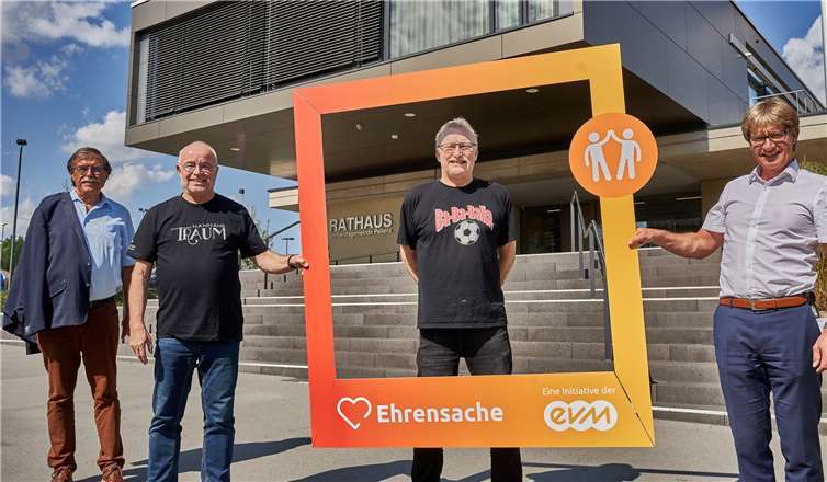 Berthold Nick (r.) übergibt den Spendenbetrag zusammen mit Bürgermeister Klaus Bell (l.) an Walter Mürtz und Karl-Josef Pitzen vom Verein OnStage.Foto: evm/Frey