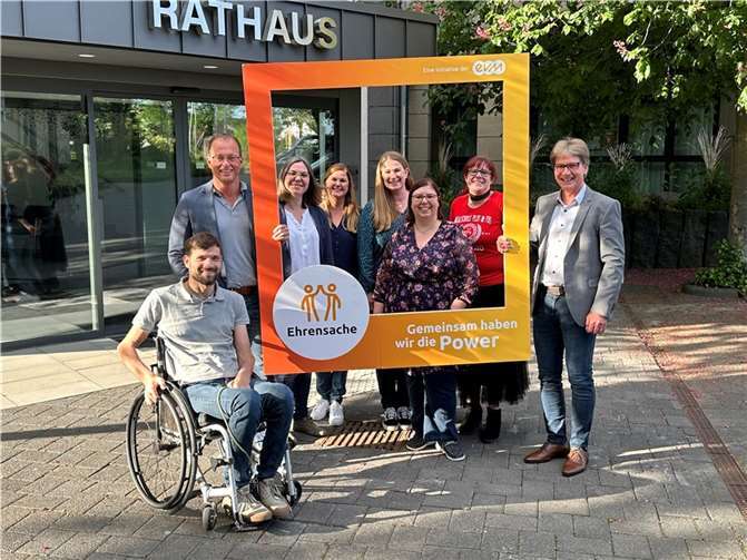 Berthold Nick (rechts) hat den Spendenbetrag zusammen mit dem Bürgermeister der Verbandsgemeinde Mendig, Jörg Lempertz (links), an die Vertreter der Fördervereine übergeben.  Foto: VG-Verwaltung Mendig/Stefan Pauly