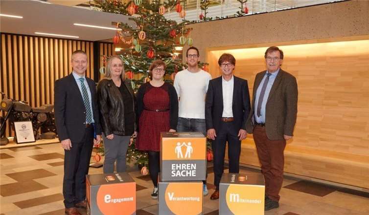 Berthold Nick übergibt den Spendenbetrag gemeinsam mit Bürgermeister Klaus Bell an die Jugendpflege der Verbandsgemeinde. Zusätzlich gab es noch neue evm-Sitzwürfel. Foto: evm/Brand