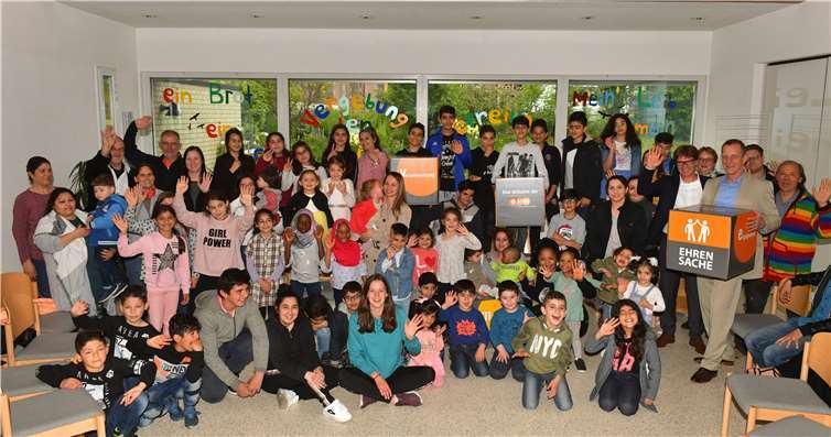 Berthold Nick übergibt den Spendenbetrag und evm-Sitzwürfel zusammen mit Bürgermeister Maximilian Mumm an das Café „Grenzenlos“.Foto: privat