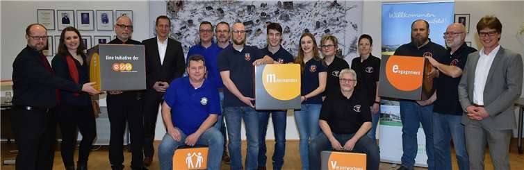 Berthold Nick übergibt den Spendenbetrag zusammen mit Bürgermeister Maximilian Mumm an die Musikvereine. Zusätzlich gab es noch neue evm-Sitzwürfel.evm/Seydel