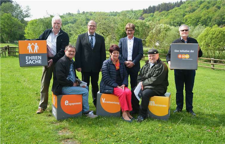 Berthold Nick übergibt den Spendenbetrag zusammen mit Marian Schmidt, Vertreter der Netzgesellschaft und Bürgermeister Guido Nisius an die Vereine. Zusätzlich gab es noch neue evm-Sitzwürfel.  evm/Helmut Gassen