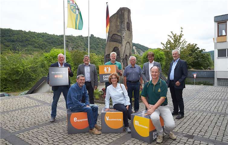 Berthold Nick übergibt den Spendenbetrag zusammen mit Jürgen Zimmer, Vertreter der Netzgesellschaft, und Bürgermeister Bruno Seibeld an die begünstigten Vereine. Zusätzlich gab es noch neue evm-Sitzwürfel. evm/Frey