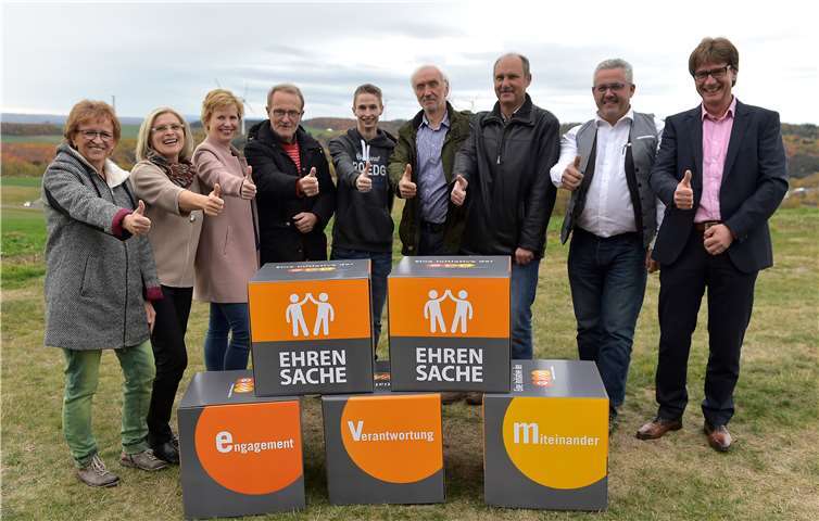 Berthold Nick übergibt den Spendenbetrag zusammen mit Bürgermeister Albert Jung an die begünstigten Vereine. Zusätzlich gab es noch neue evm-Sitzwürfel. evm/Rach